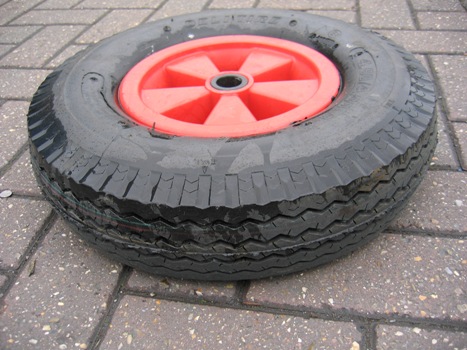 Wheel reinforced 40 cm, axel 26 x 65mm, with road tyre